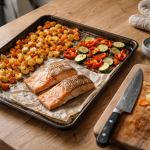 Én bageplade, ro i køkkenet: min byggeguide til ovn-aftensmad der bliver færdig samtidig