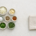 [light] Mission/værdier: Symbolsk billede af enkelhed og struktur i madlavning—mise en place og ro. Velegnet som baggrund eller sektionbillede ved værdier og metode.