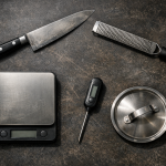 [dark] Servicebillede 3: ‘Udstyr & guides’—et udvalg af basis-køkkenudstyr, der føles ægte og ikke reklameagtigt. Bruges til udstyranbefalinger og anmeldelser.